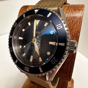 Vaer D5 automatic watch (navy/gold, 39mm)